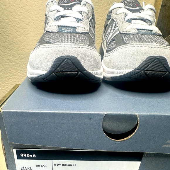 Kids New Balance Sneakers, 990v6, grey. Size 7med. - Picture 3 of 8